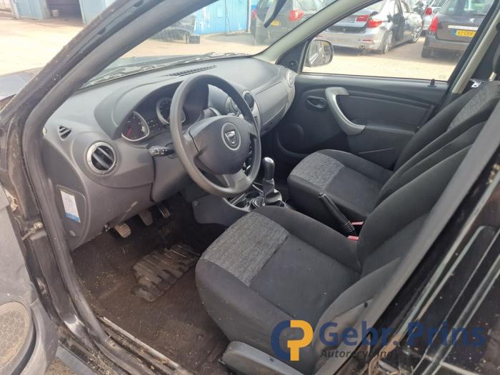Dacia Duster 1.6 16V Samochód złomowany (2010, Czarny)