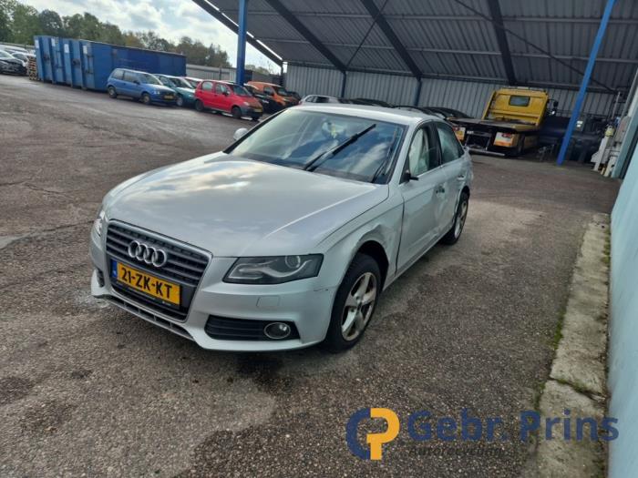 Audi A4 2.0 TDI 16V Samochód złomowany (2008, Szary)