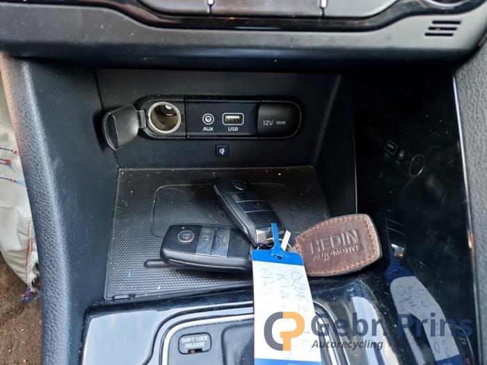 Kia Niro I 1.6 GDI Hybrid Samochód złomowany (2017, Czarny)