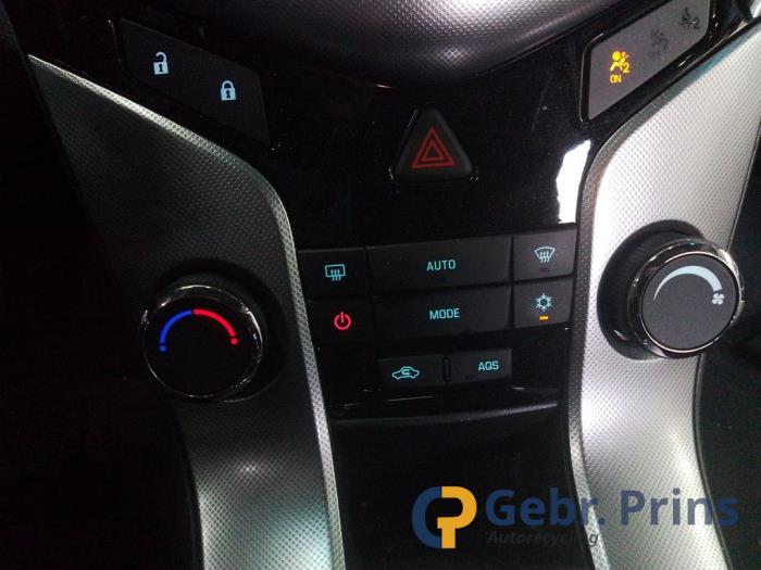 Chevrolet Cruze 1.8 16V VVT Épave (2013, Noir)