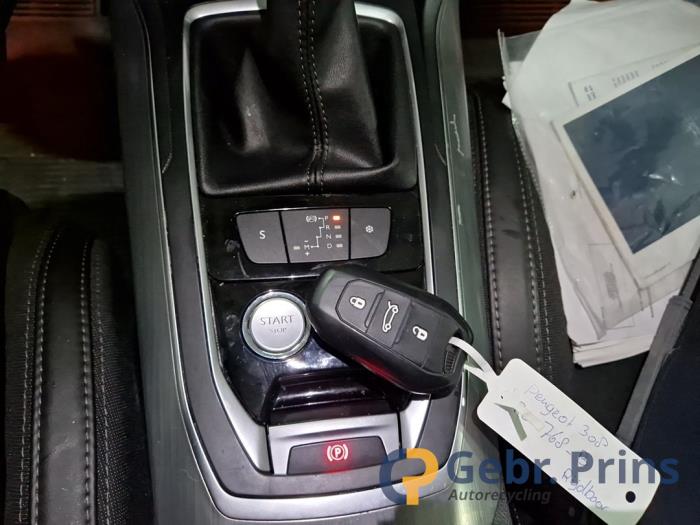 Peugeot 308 1.2 12V e-THP PureTech 130 Épave (2017, Bleu)