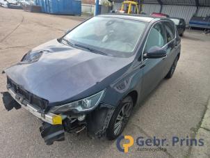 Peugeot 308 1.2 12V e-THP PureTech 130 Épave (2017, Bleu)