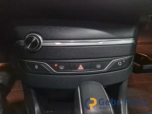 Peugeot 308 1.2 12V e-THP PureTech 130 Épave (2017, Bleu)
