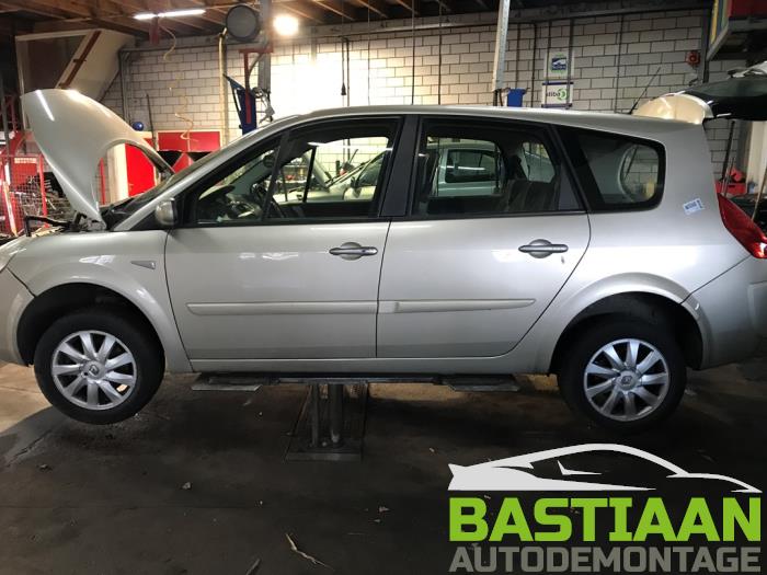 Renault Scénic II 2.0 dCi 16V 150 Samochód złomowany (2007, Bez)