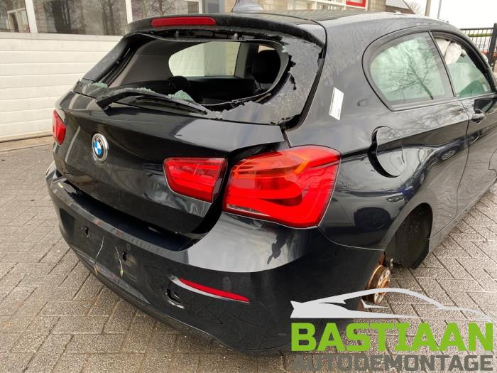 BMW 1 serie 116i 1.5 12V Schrottauto (2018, Schwarz)
