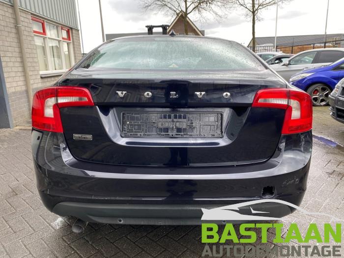 Volvo S60 II 2.0 D3 20V Skrotfordon (2011, ZWART)