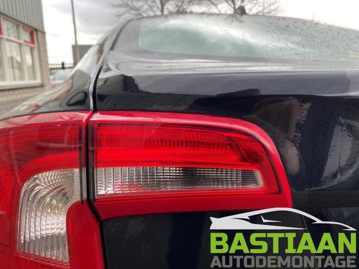 Volvo S60 II 2.0 D3 20V Skrotfordon (2011, ZWART)