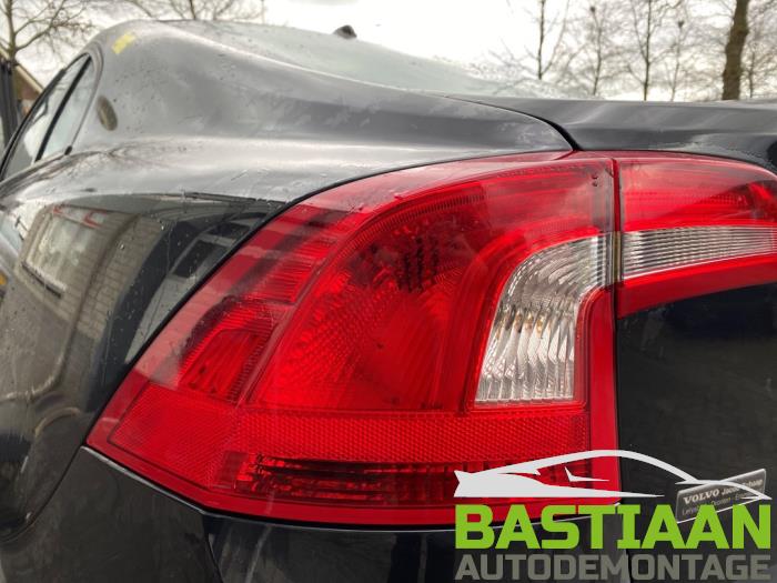 Volvo S60 II 2.0 D3 20V Skrotfordon (2011, ZWART)