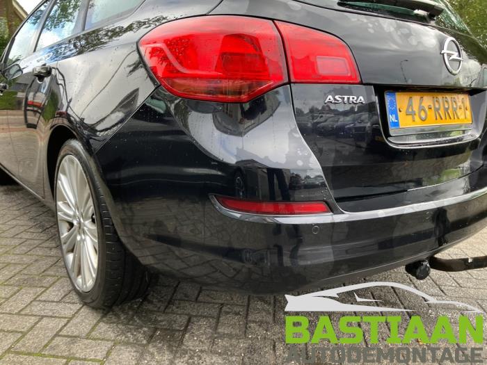 Opel Astra J Sports Tourer 1.3 CDTI 16V ecoFlex Vehículo de desguace (2011, Negro)