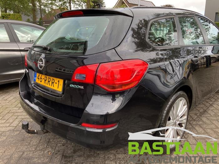 Opel Astra J Sports Tourer 1.3 CDTI 16V ecoFlex Vehículo de desguace (2011, Negro)