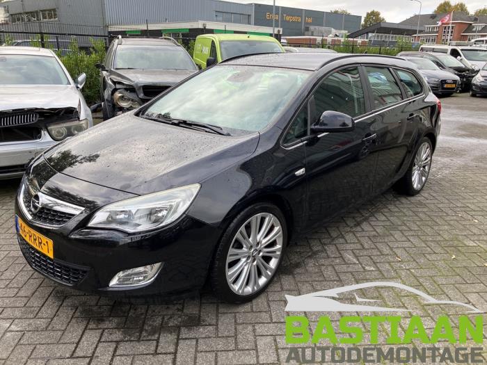 Opel Astra J Sports Tourer 1.3 CDTI 16V ecoFlex Vehículo de desguace (2011, Negro)