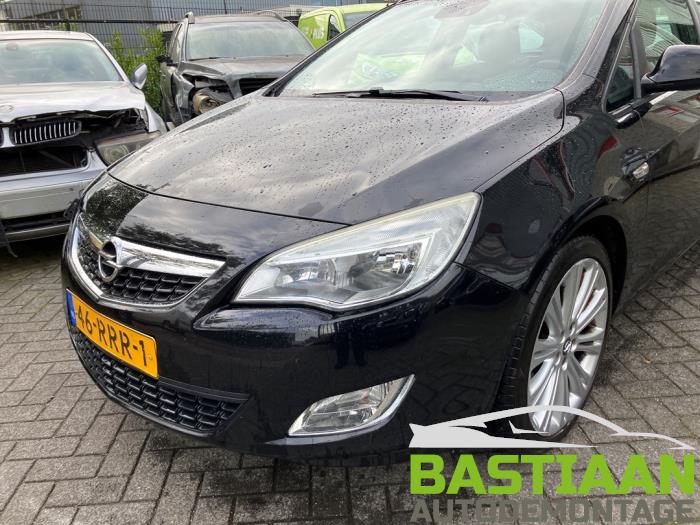 Opel Astra J Sports Tourer 1.3 CDTI 16V ecoFlex Vehículo de desguace (2011, Negro)