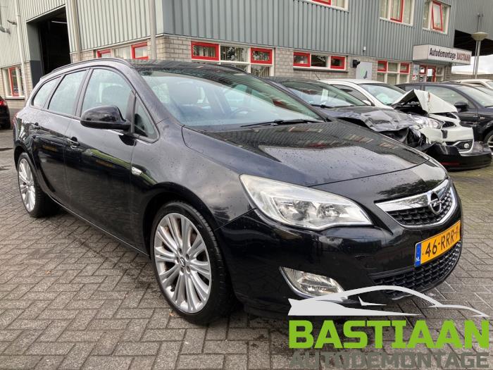 Opel Astra J Sports Tourer 1.3 CDTI 16V ecoFlex Vehículo de desguace (2011, Negro)
