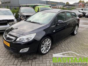 Opel Astra J Sports Tourer 1.3 CDTI 16V ecoFlex Vehículo de desguace (2011, Negro)