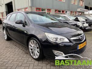 Opel Astra J Sports Tourer 1.3 CDTI 16V ecoFlex Vehículo de desguace (2011, Negro)