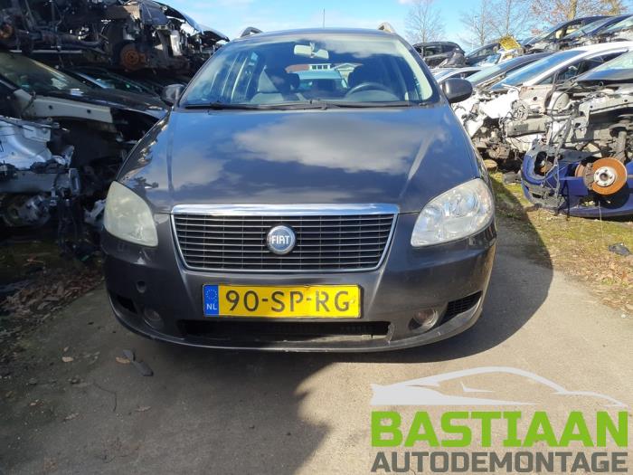 Fiat Croma 2.2 MPI 16V Vehículo de desguace (2006, Gris)