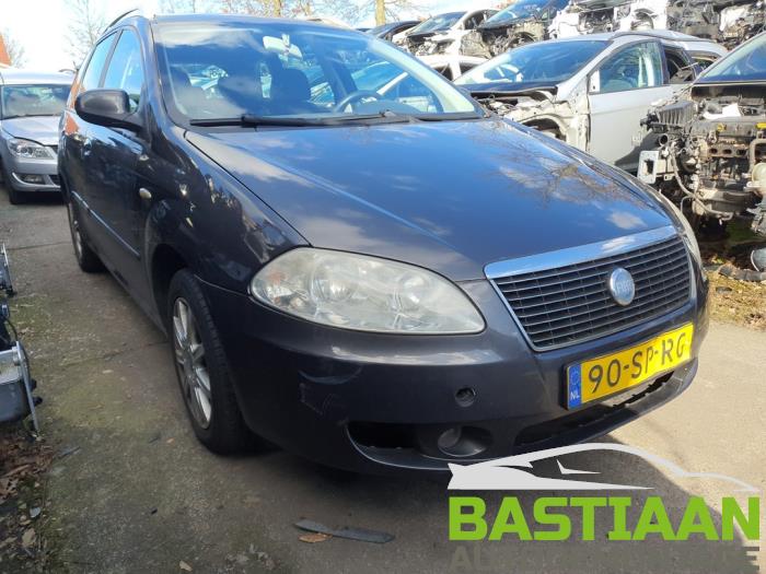 Fiat Croma 2.2 MPI 16V Vehículo de desguace (2006, Gris)