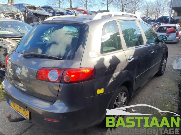 Fiat Croma 2.2 MPI 16V Vehículo de desguace (2006, Gris)