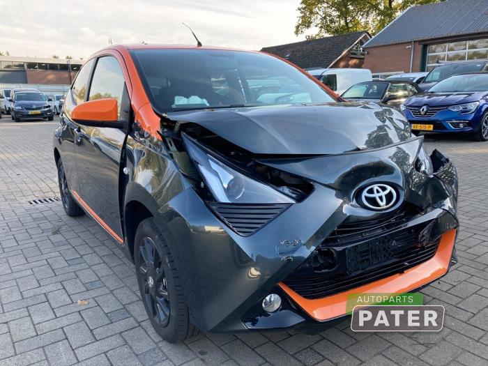 Toyota Aygo 1.0 12V VVT-i Salvage vehicle (2021, Gray, Orange)
