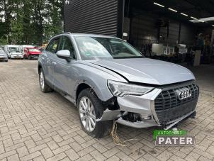 Audi Q3 1.4 45 TFSI e 16V Vehículo de desguace (2022, Gris plateado, Plateado)