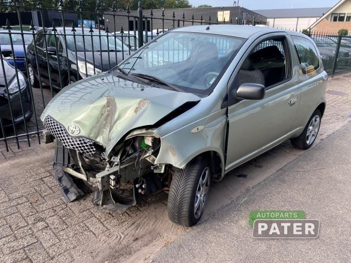 Toyota Yaris 1.3 16V VVT-i Skrotfordon (2002, GROEN)