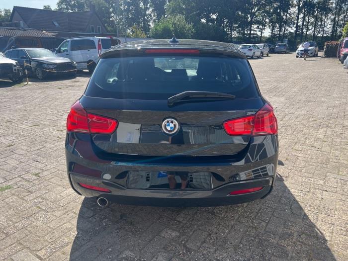 BMW 1 serie 116i 1.5 12V Schrottauto (2019, Schwarz)