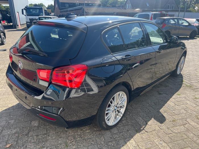 BMW 1 serie 116i 1.5 12V Schrottauto (2019, Schwarz)