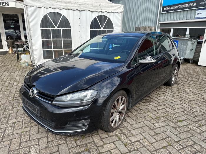 Volkswagen Golf VII 1.6 TDI 16V Samochód złomowany (2013, Czarny)