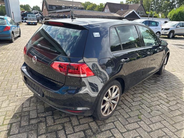 Volkswagen Golf VII 1.6 TDI 16V Samochód złomowany (2013, Czarny)