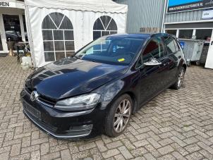Volkswagen Golf VII 1.6 TDI 16V Samochód złomowany (2013, Czarny)