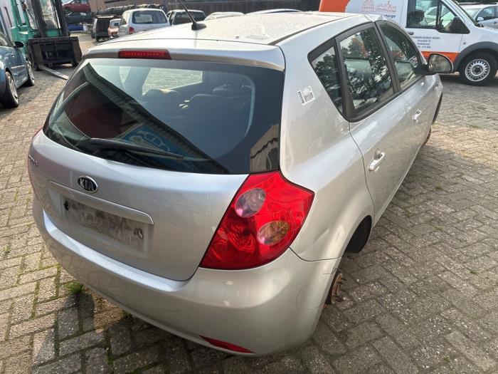 Kia Cee'd 1.6 CVVT 16V Samochód złomowany (2007, Srebrnoszary)