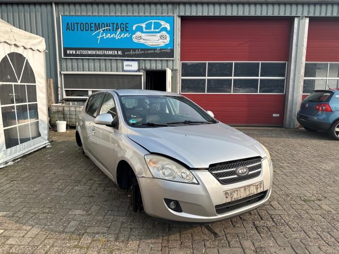 Kia Cee'd 1.6 CVVT 16V Samochód złomowany (2007, Srebrnoszary)