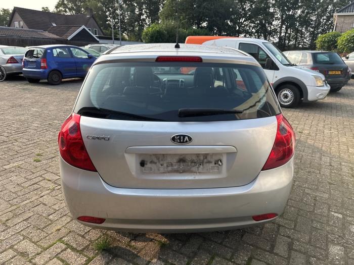 Kia Cee'd 1.6 CVVT 16V Samochód złomowany (2007, Srebrnoszary)