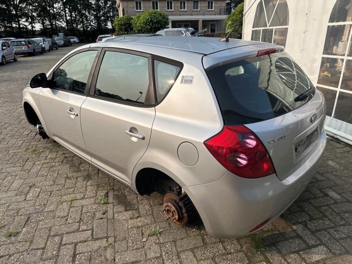 Kia Cee'd 1.6 CVVT 16V Samochód złomowany (2007, Srebrnoszary)
