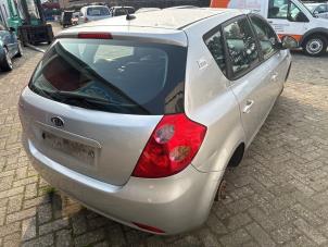 Kia Cee'd 1.6 CVVT 16V Samochód złomowany (2007, Srebrnoszary)