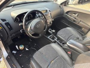 Kia Cee'd 1.6 CVVT 16V Samochód złomowany (2007, Srebrnoszary)