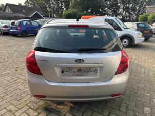 Kia Cee'd 1.6 CVVT 16V Samochód złomowany (2007, Srebrnoszary)