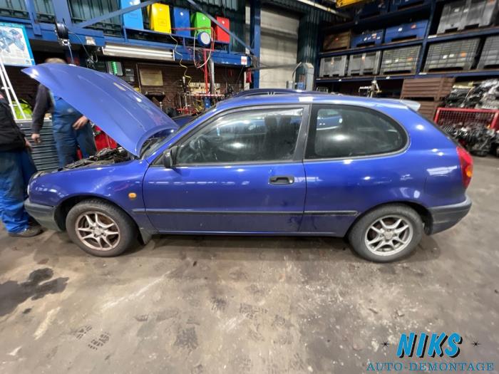 Toyota Corolla 100/ 5P Liftback ( 1992-1997 ) P.B Bleu ( Angles Supérieurs vifs) main image 1