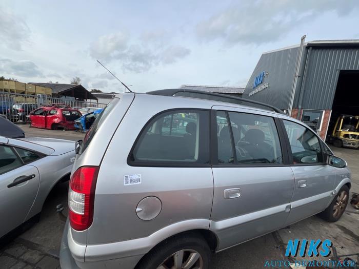Opel Zafira 2.0 DTI 16V Vehículo de desguace (2005, Gris)