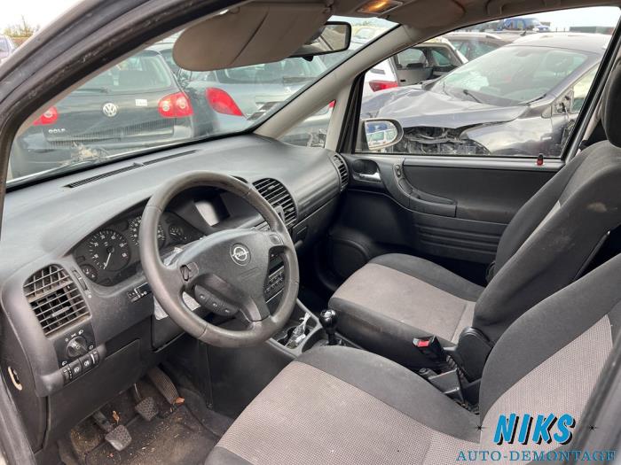 Opel Zafira 2.0 DTI 16V Vehículo de desguace (2005, Gris)