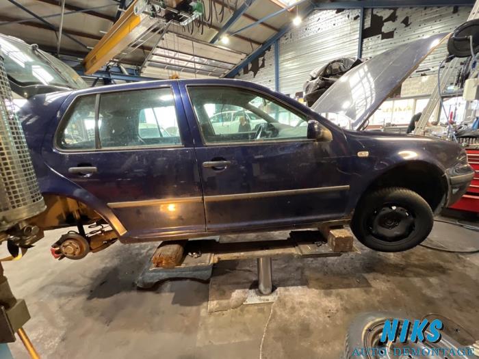 Volkswagen Golf IV 1.9 TDI 100 Épave (2001, Foncé, Bleu)