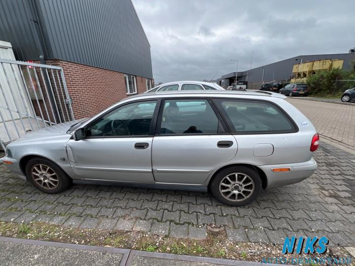 Volvo V40 2.0 16V Vehículo de desguace (2004, Gris)
