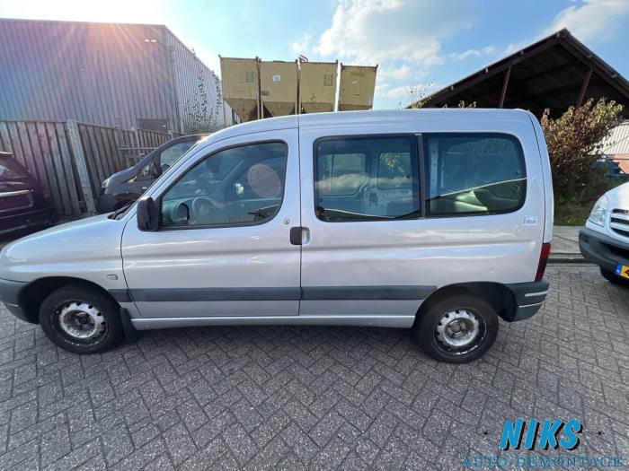 Peugeot Partner Combispace 1.8 Skrotfordon (1999, GRIJS)