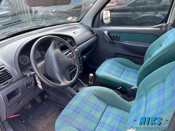 Peugeot Partner Combispace 1.8 Skrotfordon (1999, GRIJS)