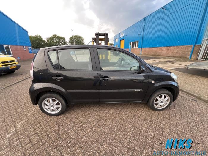 Daihatsu Sirion 2 1.0 12V DVVT Skrotfordon (2007, ZWART)