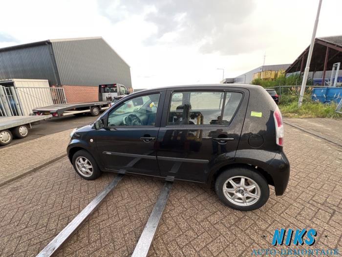 Daihatsu Sirion 2 1.0 12V DVVT Skrotfordon (2007, ZWART)