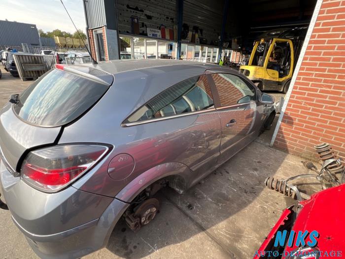 Opel Astra H GTC 1.6 16V Twinport Skrotfordon (2005, GRIJS)