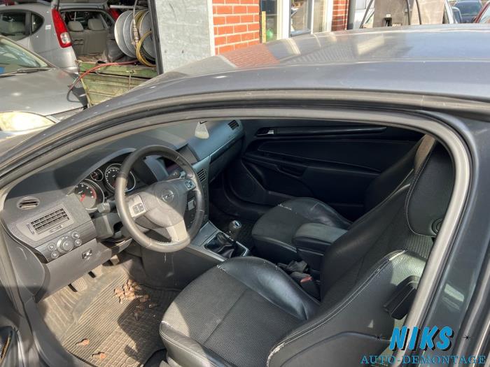 Opel Astra H GTC 1.6 16V Twinport Skrotfordon (2005, GRIJS)