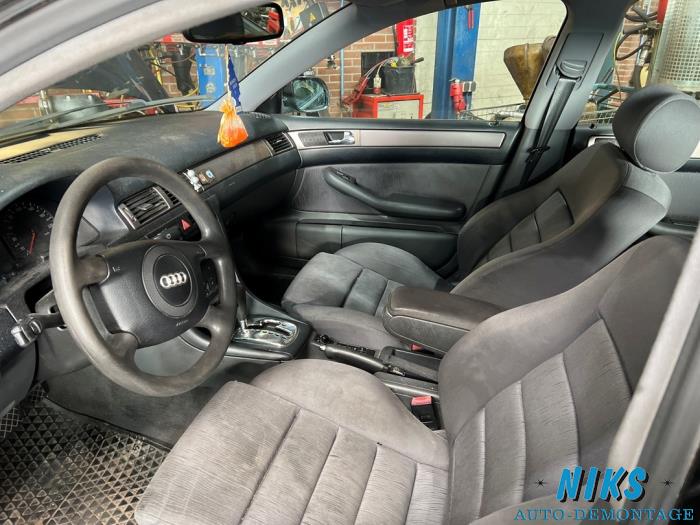 Audi A6 2.4 V6 30V Skrotfordon (1999, BLAUW)