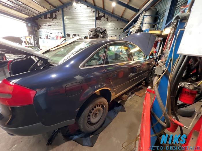 Audi A6 2.4 V6 30V Skrotfordon (1999, BLAUW)